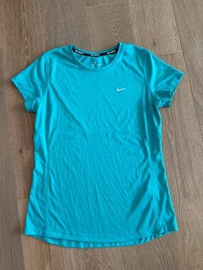 Women’s Green Nike Dry Fit Running shirt. Size:M. Gently Used.